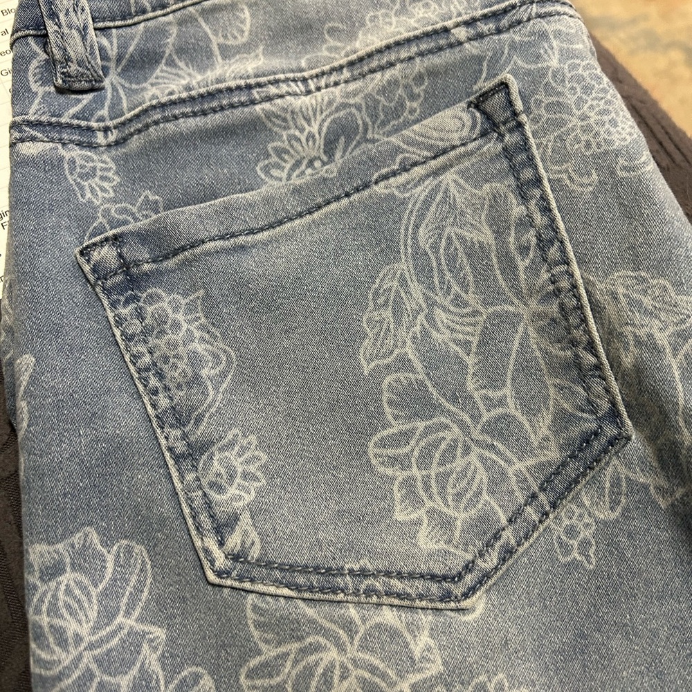 DG2 Floral Cropped light blue jeans